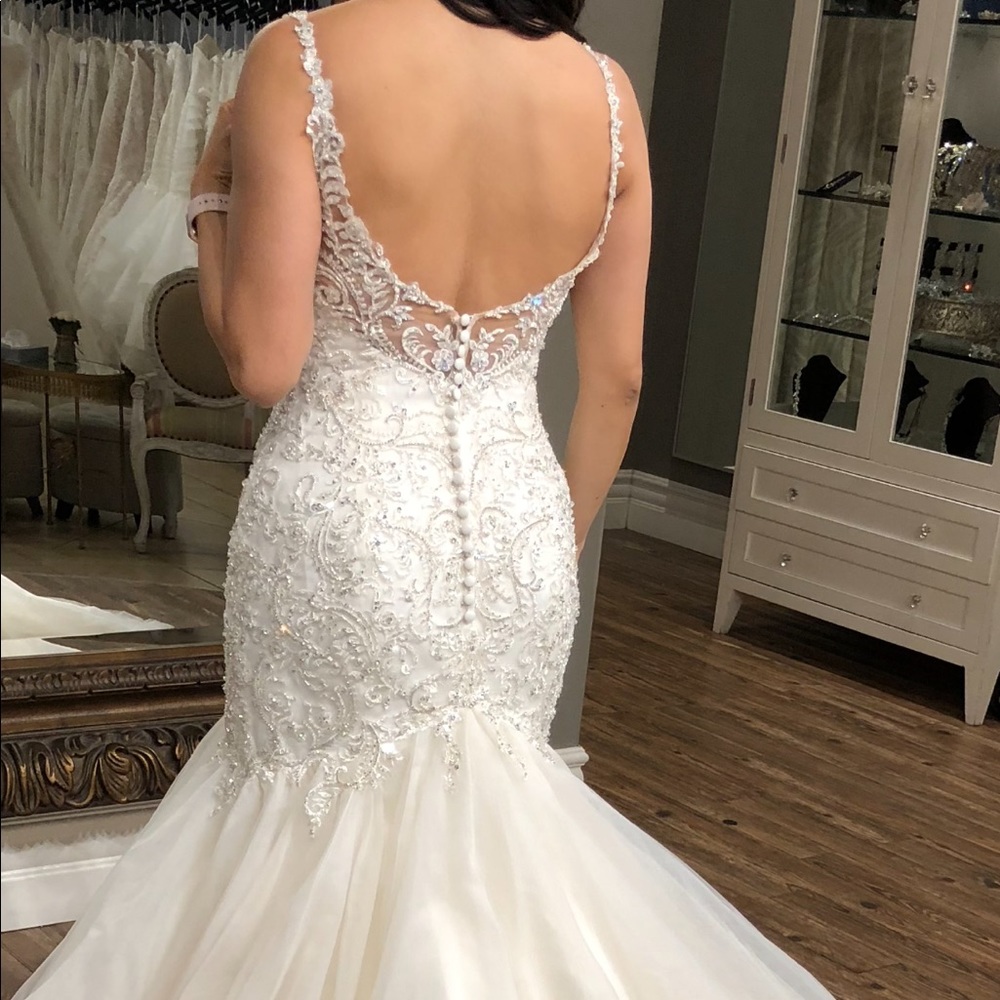 Gorgeous NEW Wedding Dress - Picture 2 of 7